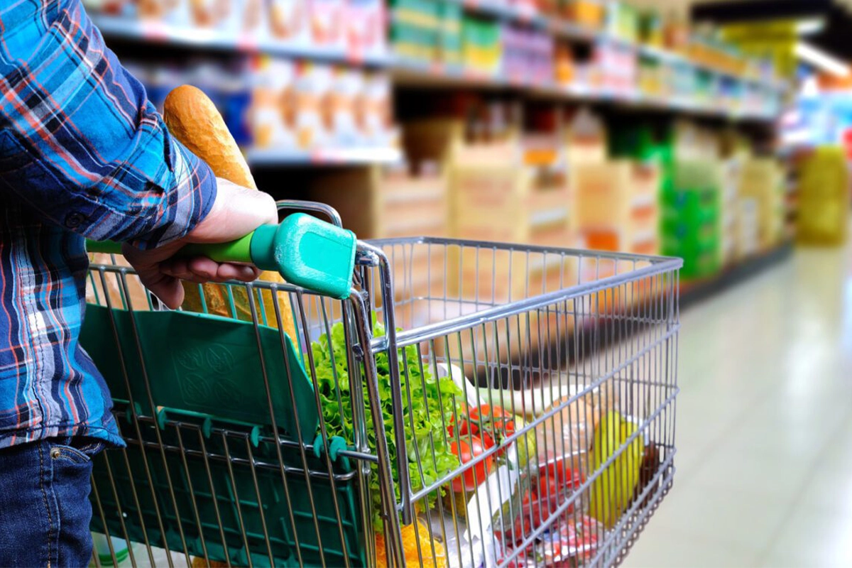 Carrinho com compras no supermercado